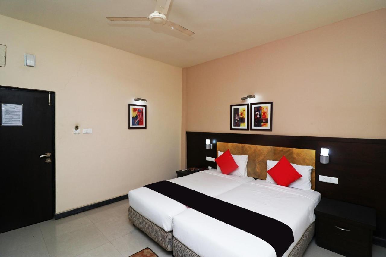 Capital O 40848 Hotel Mirabel Kupand Экстерьер фото